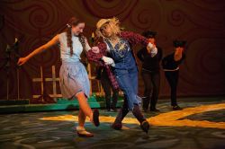 Erica Glaser (Dorothy), Gabrielle Bullard (Scarecrow)